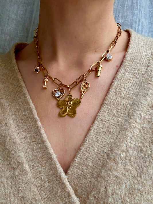 Ava Halskette Portrait