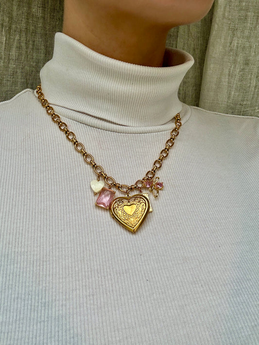 Chloe Halskette Portrait