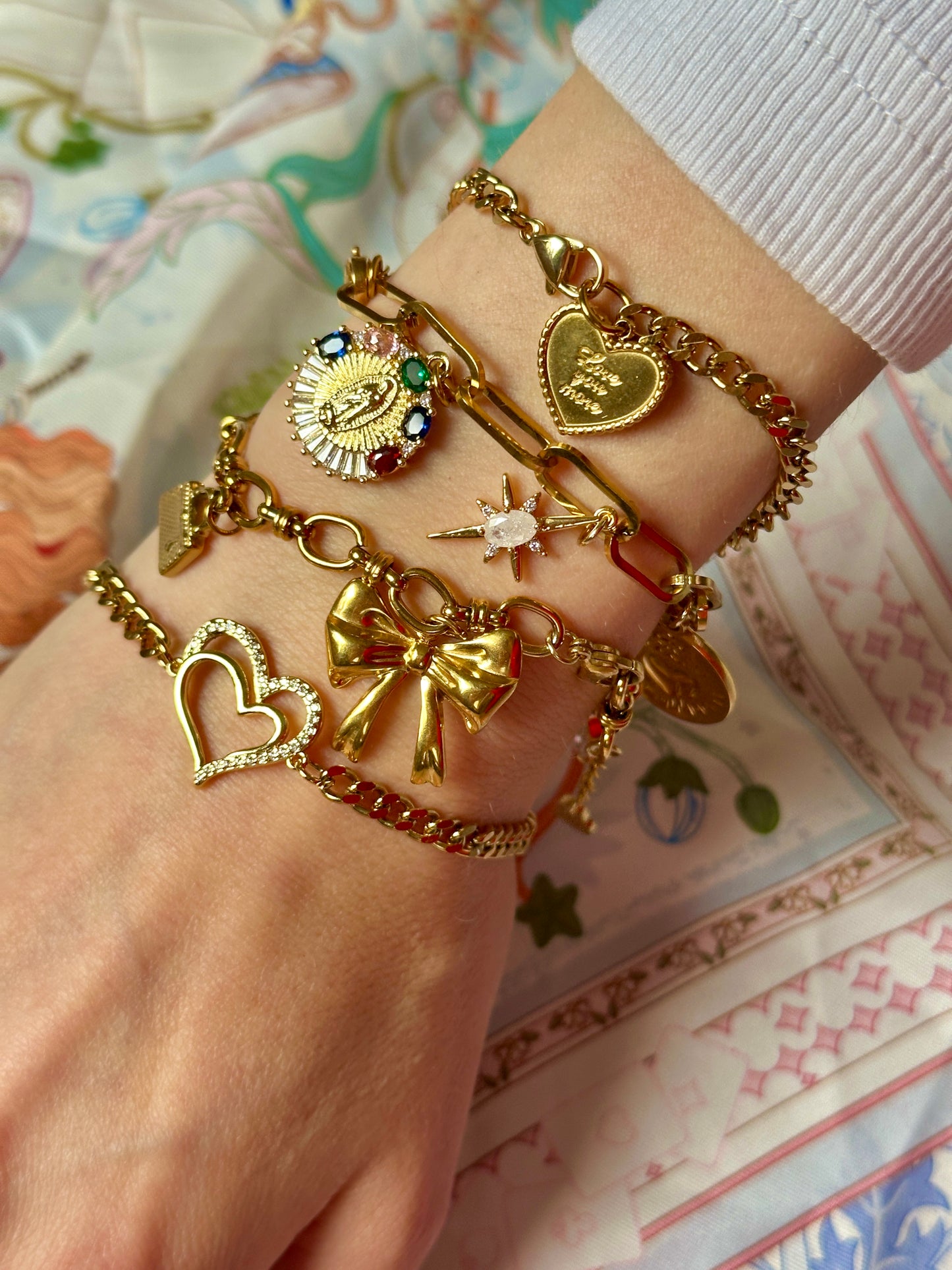 Custom Charm Armband getragen