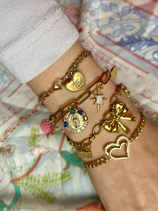 Custom Charm Armband tragend