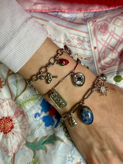 Custom Charm Silber Armband tragend